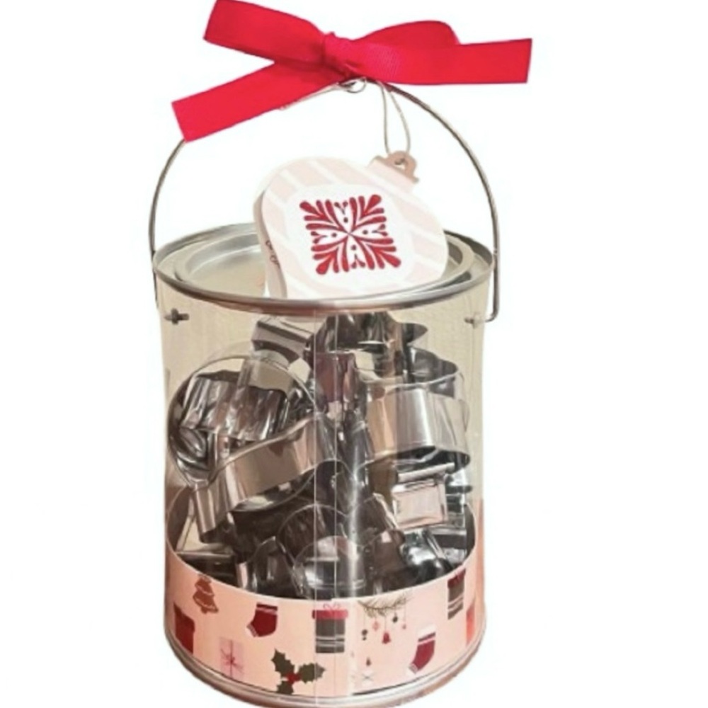 NWT-The Bakeshop Set of 20 Christmas Cookie Cutters in Adorable Bucket